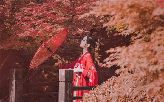 久久久国产精华液2023特点护肤新突破：久久久精华液的革命性特点解析