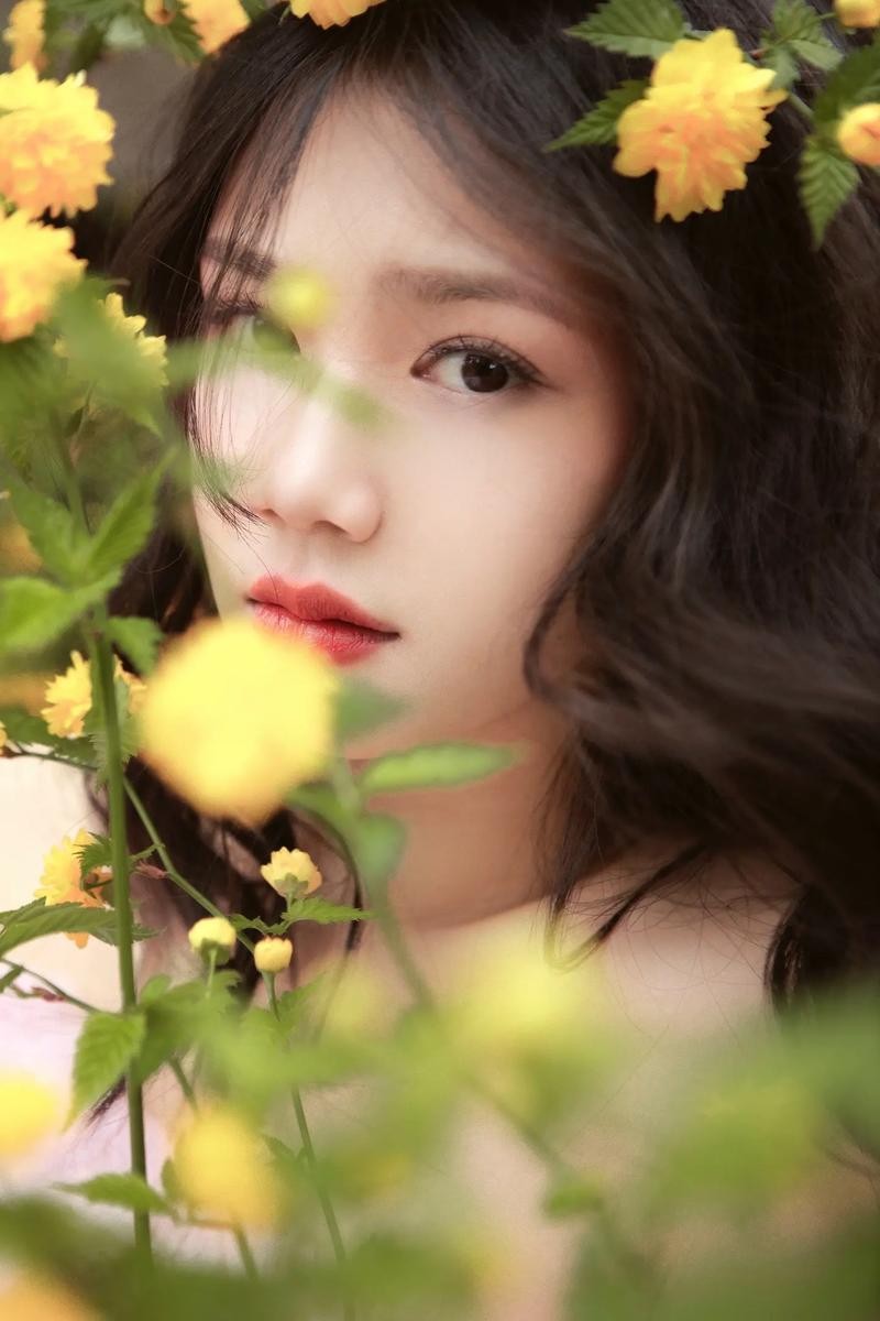 从后面抱着妈妈突然脸一红：突然害羞地抱住了妈妈