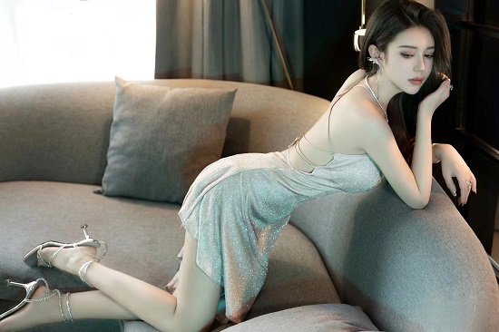 姬小满眼流泪红脸咬铁球：这幅图为何引发全民共鸣？