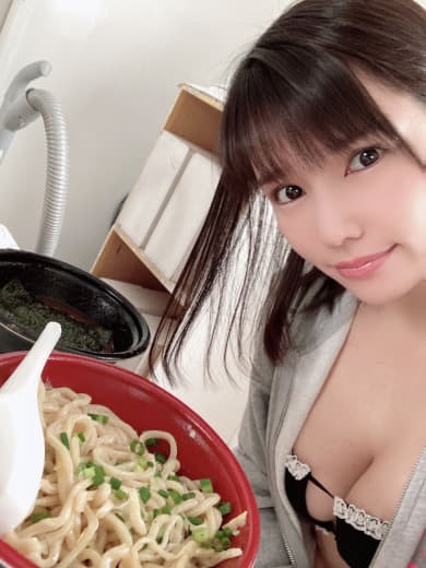 把手脚绑上拿刷子刷花核：这难道是“手工艺界的极限挑战”，让人又爱又恨的“奇葩”玩法？